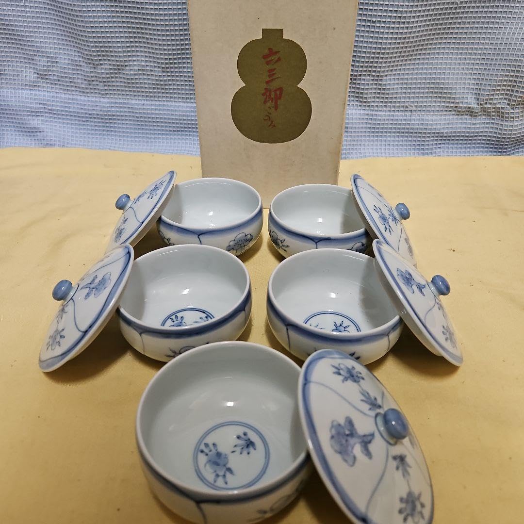 お味噌汁がたっぷり入るサイズ。漆の質感と自然な木目の味わいもある