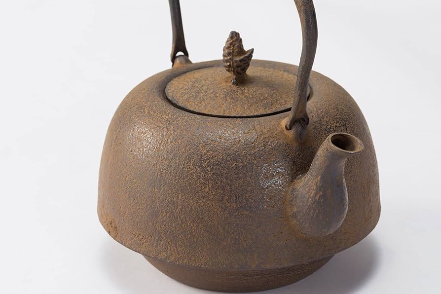 Amazon｜岩鋳 Iwachu 鉄瓶 23型南部肌(松ツマミ) 茶 1.9L 伝統工芸品