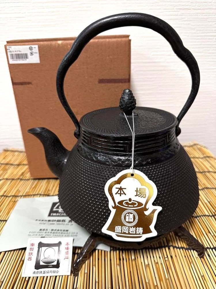 新品、供箱等付属品付南部岩鋳四代目清末作 真作保証18型アラレ南部鉄瓶