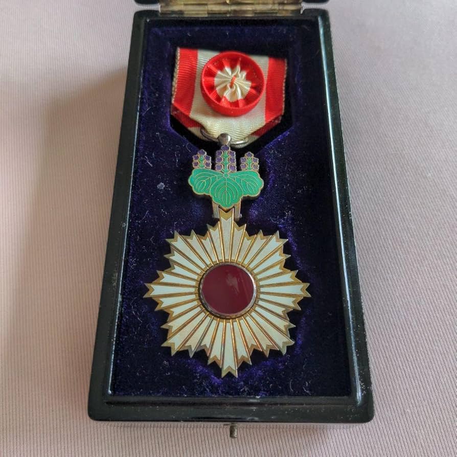 勲章 勲四等旭日小綬章 略章 共箱 I.1234 勲四等