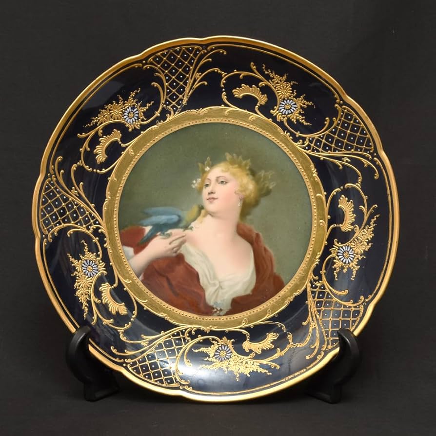 アンティー調/ 女性の肖像画が描かれたガラス製飾り皿 Amazon |