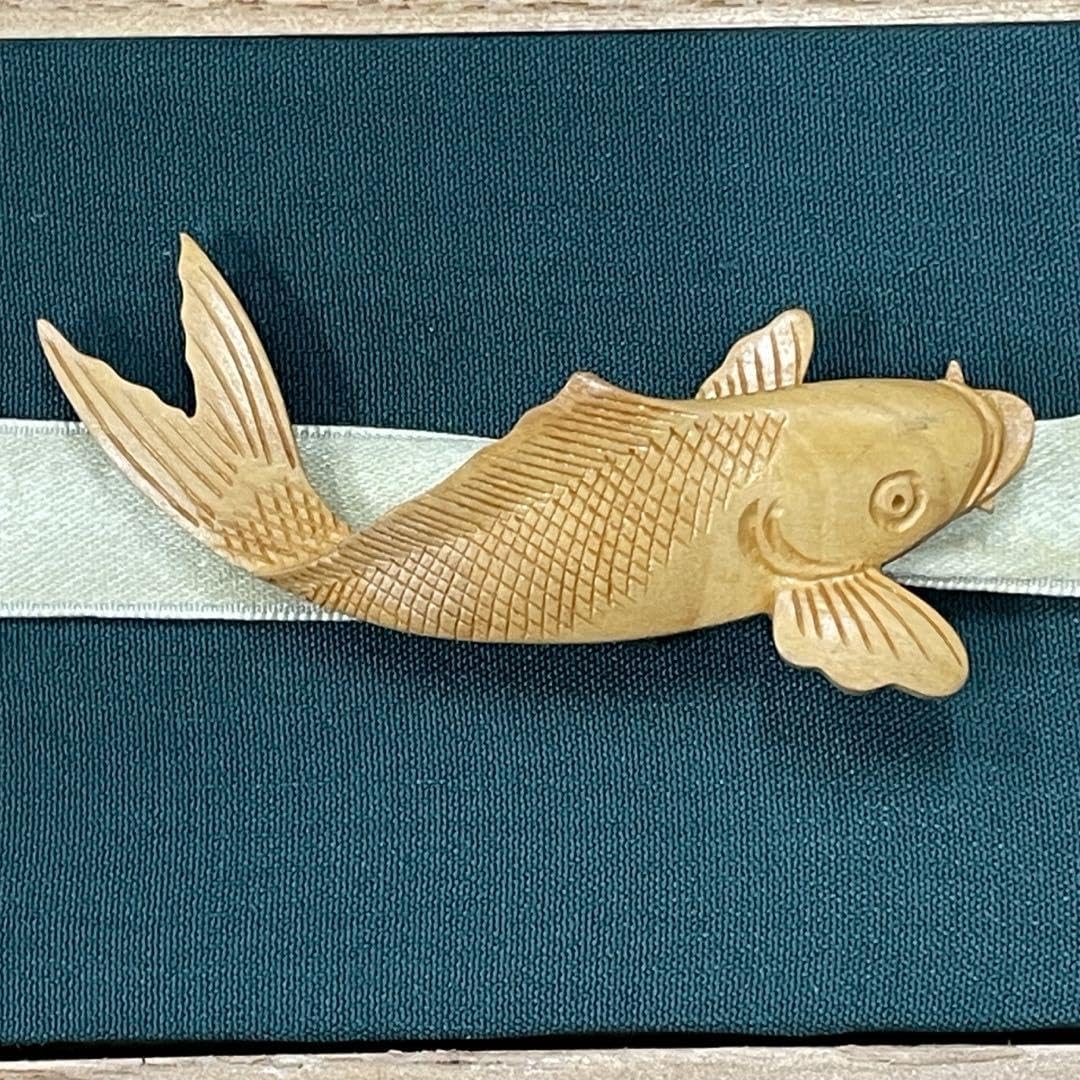 Amazon.co.jp: 柘植製 鯉 彫刻 帯留 着物 帯飾り 魚 木彫 和装小物