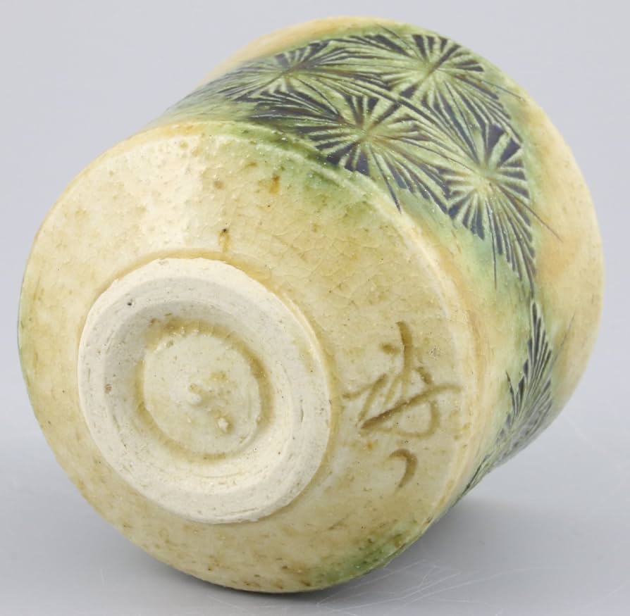 Amazon.co.jp: 瀬戸焼 「 加藤唐三郎 」 ぐい呑 黄瀬戸 容量約80ml (刻