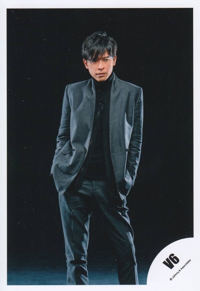 Amazon.co.jp: V6 公式生写真（坂本昌行）VS00015 : おもちゃ