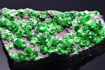 Amazon.co.jp: 灰クロム柘榴石 ウバロバイト ロシア産 鉱物 鉱石 原石