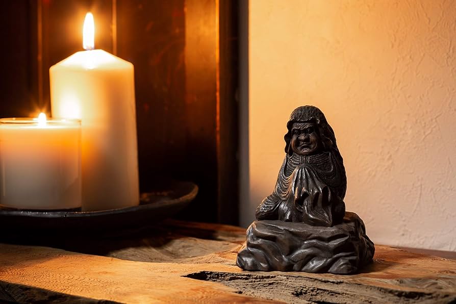 まもる。少林寺拳法木彫達磨（赤檀彫刻）置台付き 黄檗宗少林山達磨寺