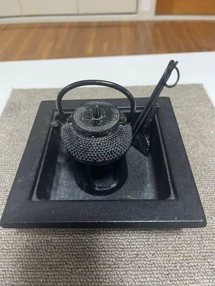 Amazon.co.jp: 南部鉄器 ミニチュア囲炉裏 火鉢 灰皿 置物 鉄瓶・火箸