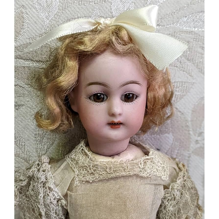 アンティークの小さなビミニグラスかわいい少女 アンティークの小さな