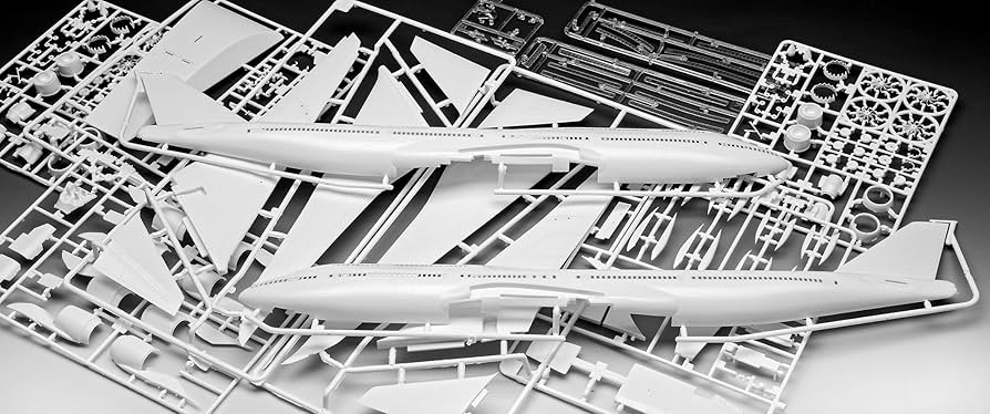 Amazon.com: Revell 03891, Boeing 747-8 Lufthansa New Livery, 1:144