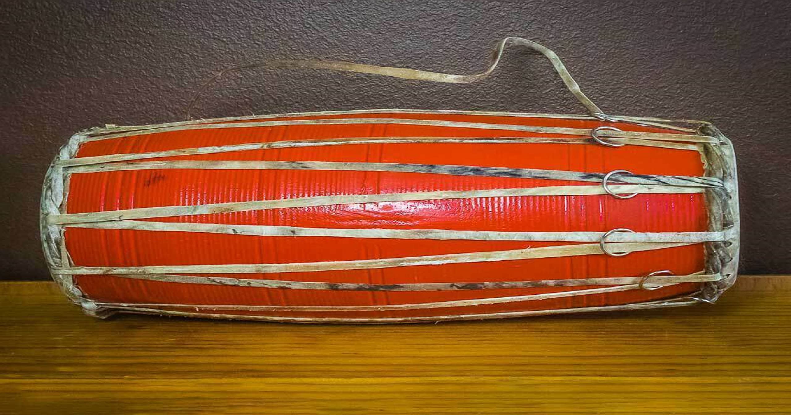 ネパールの楽器(マダル) 和太鼓 黒色 円筒形 ストラップ付き ネパール