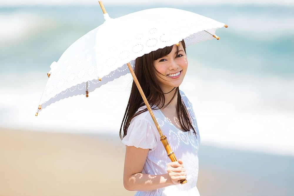 Amazon.co.jp: 清純な大人 白石麻衣 ファースト写真集 : 白石 麻衣