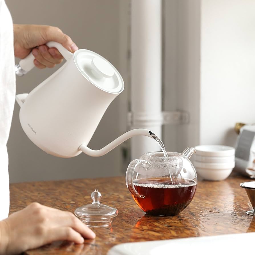 Amazon | 【旧型モデル】バルミューダ 電気ケトル ザ・ポット ホワイト