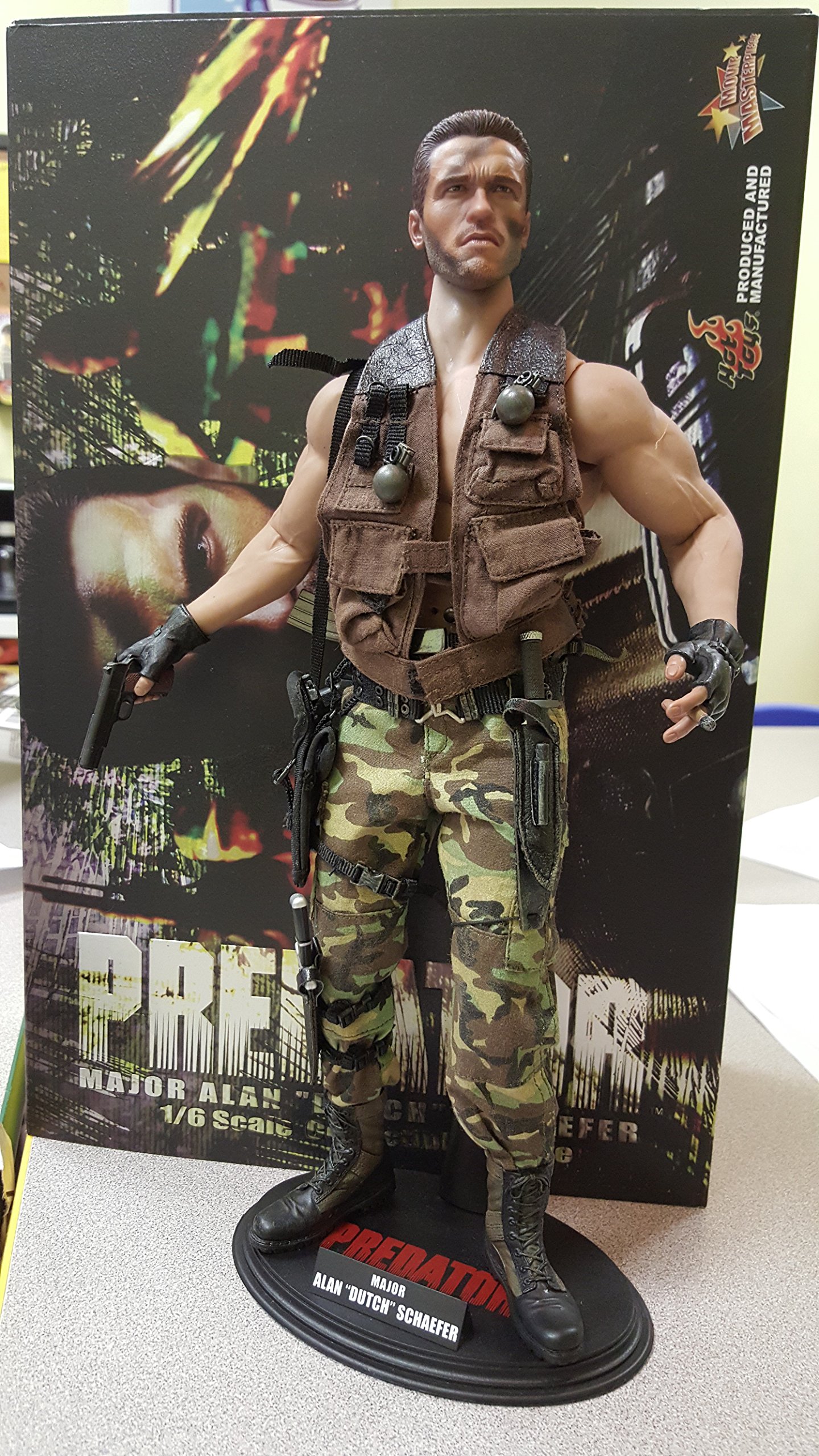 プレデター NECA シュワちゃん アクションフィギュア 迷彩服 武器付き