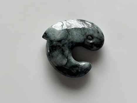 Amazon | 糸魚川翡翠（小滝産）飛龍勾玉 48g 証明書付き 伝統工芸士