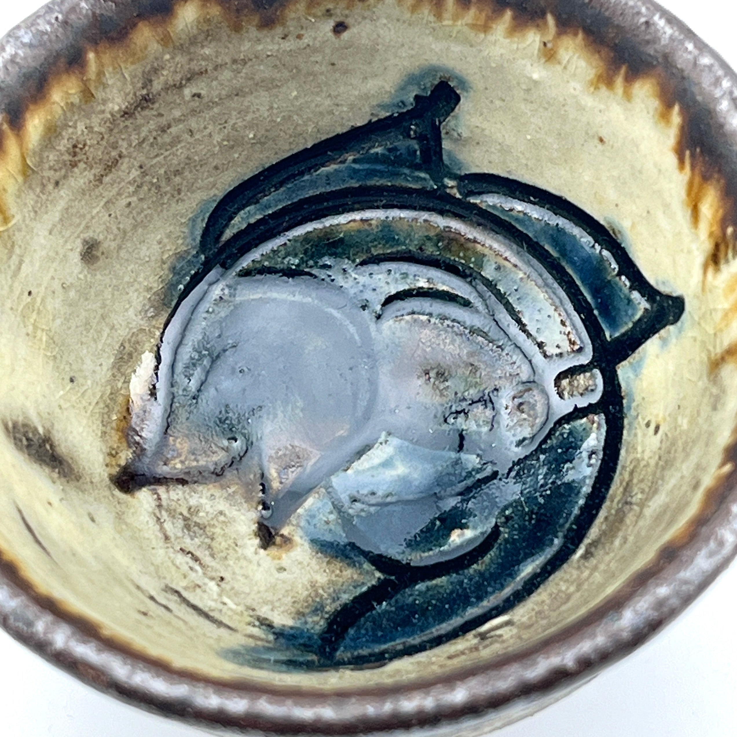 人間国宝 金城次郎 魚文ぐい呑 壺屋焼 人間国宝 金城次郎作 魚文ぐい呑