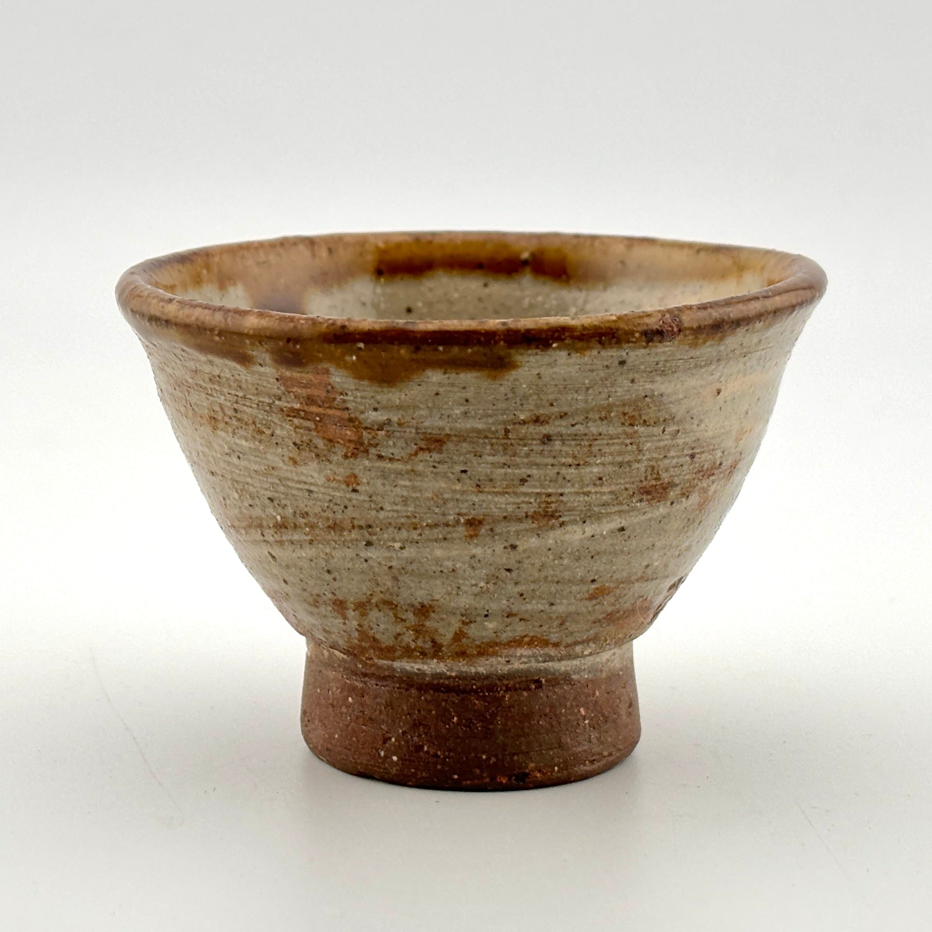 壺屋焼 人間国宝 金城次郎作 魚文ぐい呑 – 生活民芸 なかむた