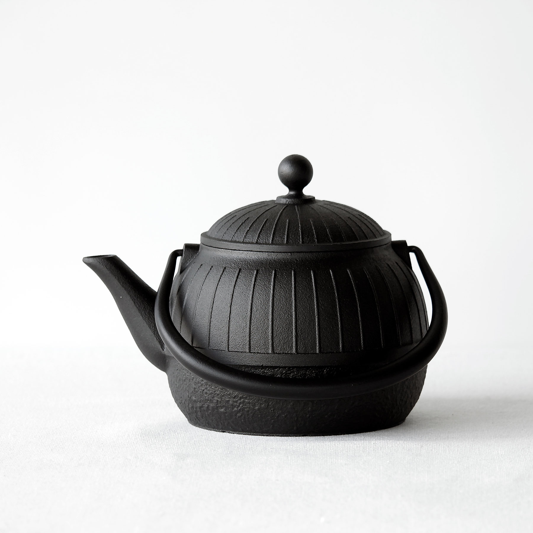 OIGEN＞南部鉄器 鉄瓶 八千草1.2L | 岩手県奥州市 | 三越伊勢丹