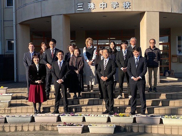12月5日（木）職員集合写真～卒業アルバム撮影～ | 市川三郷町三珠