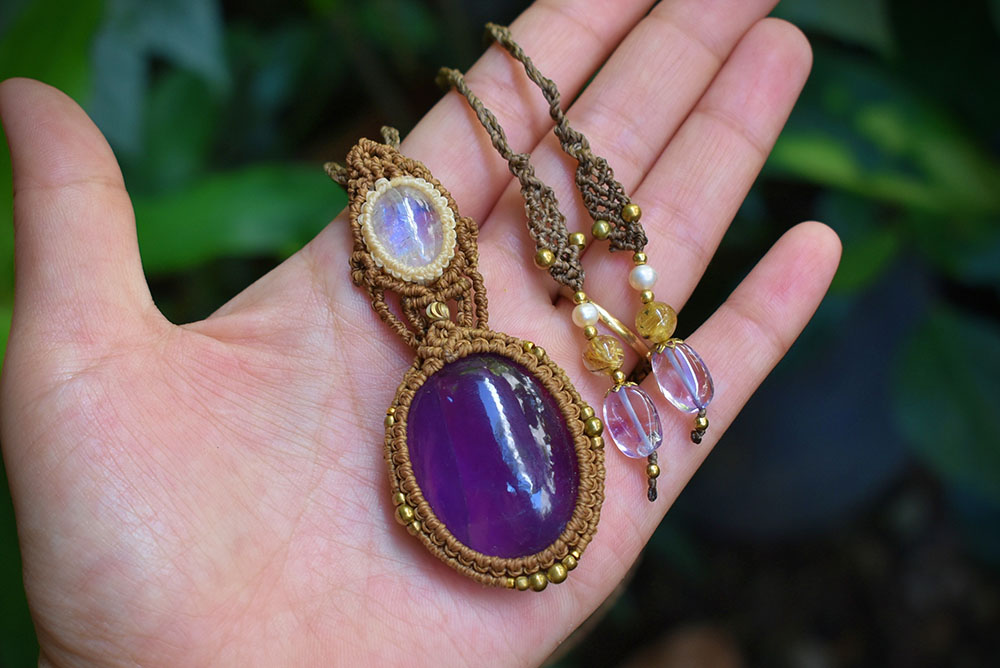 レインボームーンストーンアメジストマクラメネックレス