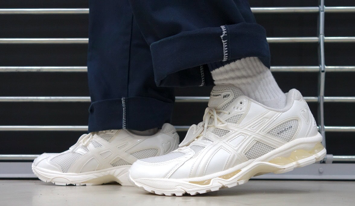 争奪戦必至の白スニーカー】韓国モードとランシューの最強融合！ASICS