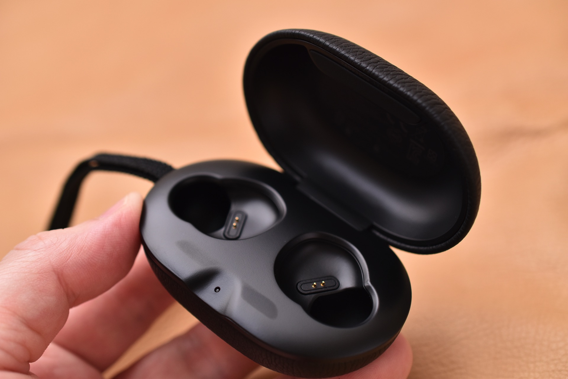 Beoplay E8 レビュー。大人のあなたが選ぶべき完全ワイヤレスイヤホン。