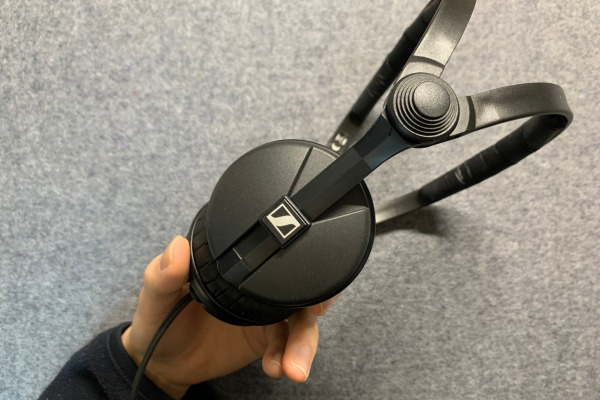 ゼンハイザー HD25 レビュー】側圧とパワフルなサウンドで頭を破壊して