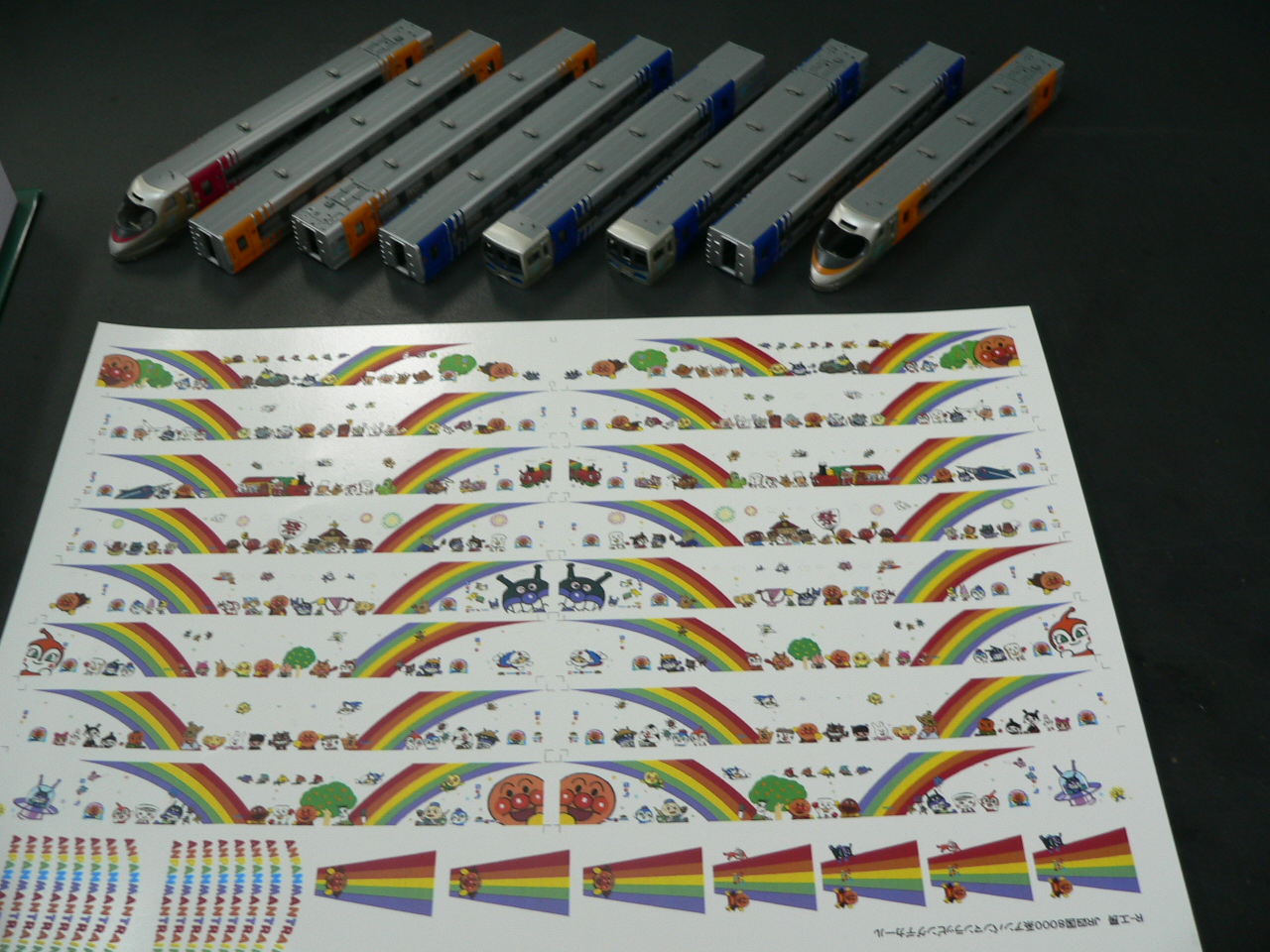 マイクロエースのJR四国8000系にR工房さんのアンパンマン列車