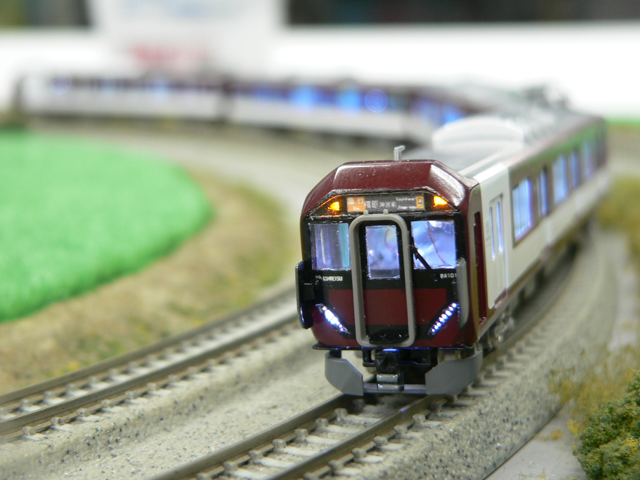 お客様が制作されたNゲージ、近鉄8A系のライトと室内灯を点灯化しま