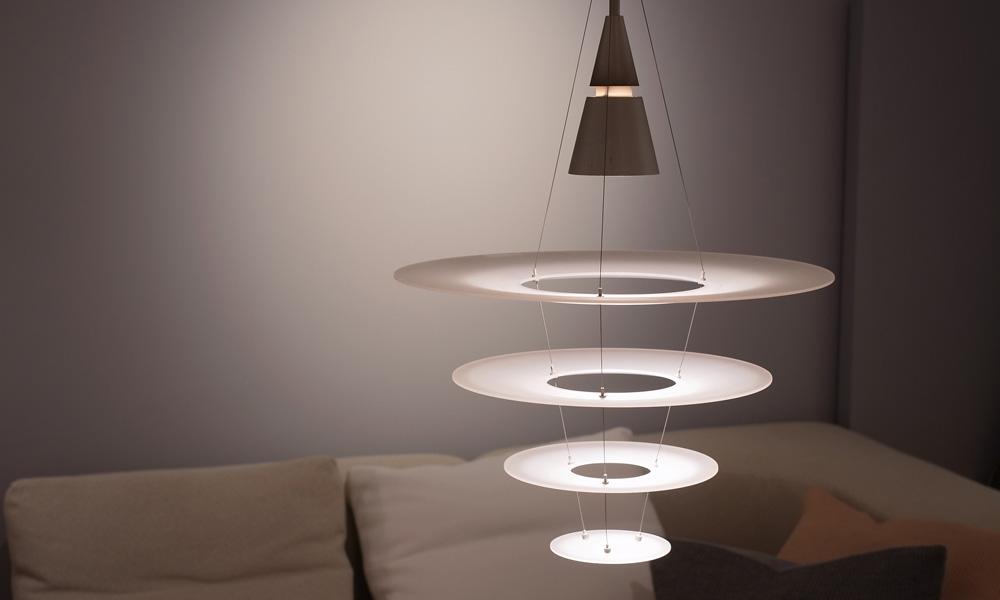 空間に浮かぶ美しい光の輪 – louis poulsen（ルイスポールセン）Enigma