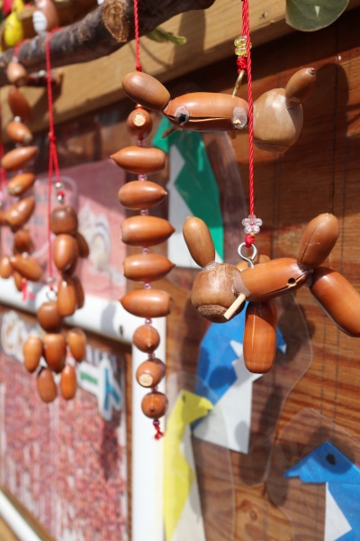 江川せせらぎ遊歩道に「どんぐりアート」が展示、動物たちやトトロ