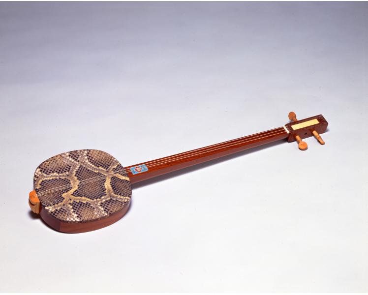 中国 赤瑪瑙彫刻 小さな楽器 弦楽器など 4点 箱付 V 9210