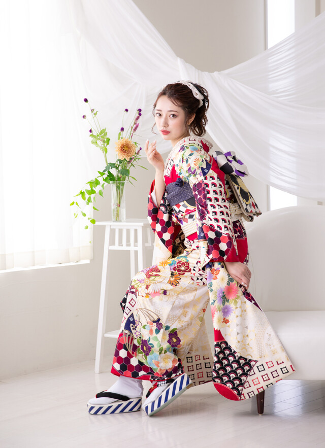 振袖 鶴デザイン 白地 黒縞 振袖 鶴デザイン 白地 黒縞 振袖 鶴