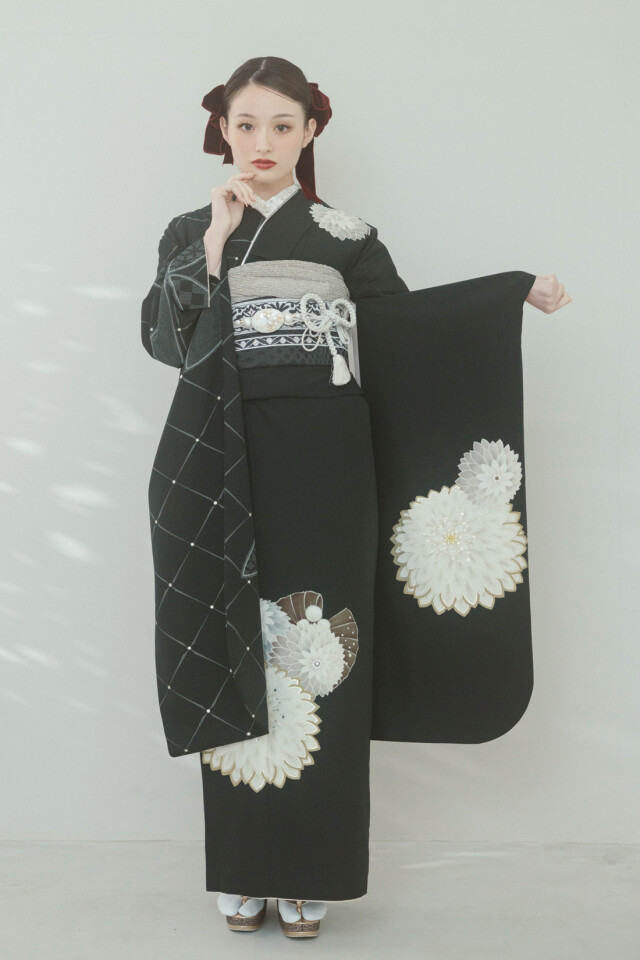 アトリエステディ 奈良本店の振袖 /黒色/白色/レトロ/菊柄/ 玉城ティナ