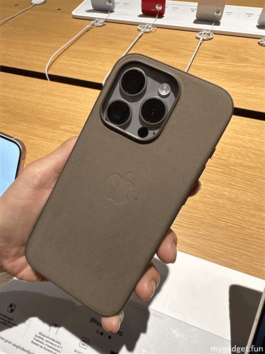 iPhone 15 Pro 256GB ナチュラルチタニウム + 純正ケース2種 iPhone15