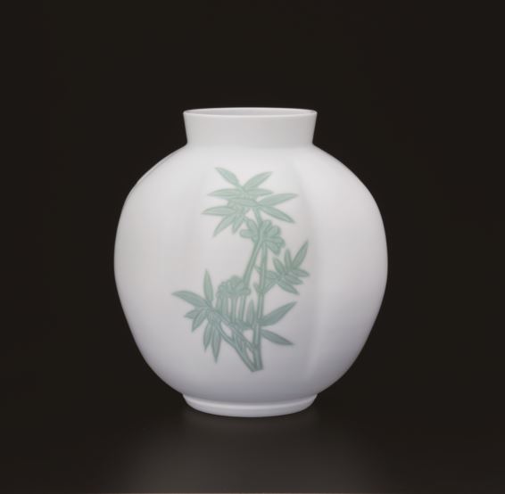 人間国宝 井上萬二作 白磁花紋彫文 壷 有田焼 A6000-2 - 佐賀県有田町