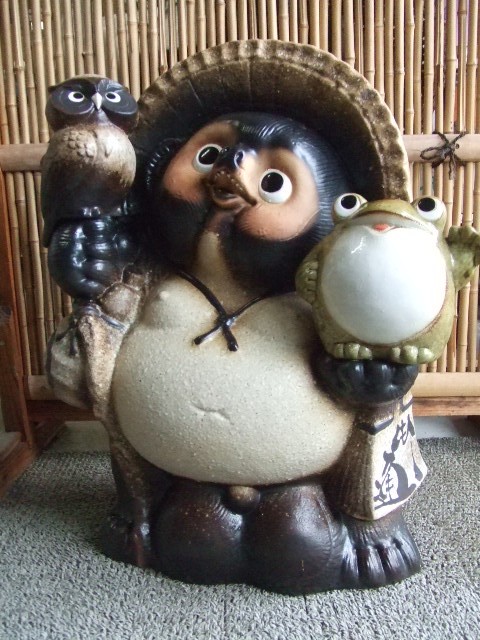 ta-342 招き蛙・ふくろう付き狸（20号）｜信楽たぬき専門店/ネット