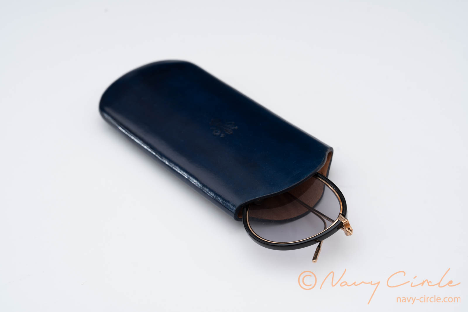 フィレンツェ伝統の工芸様式。Legameのヌメ革眼鏡ケース | Navy Circle