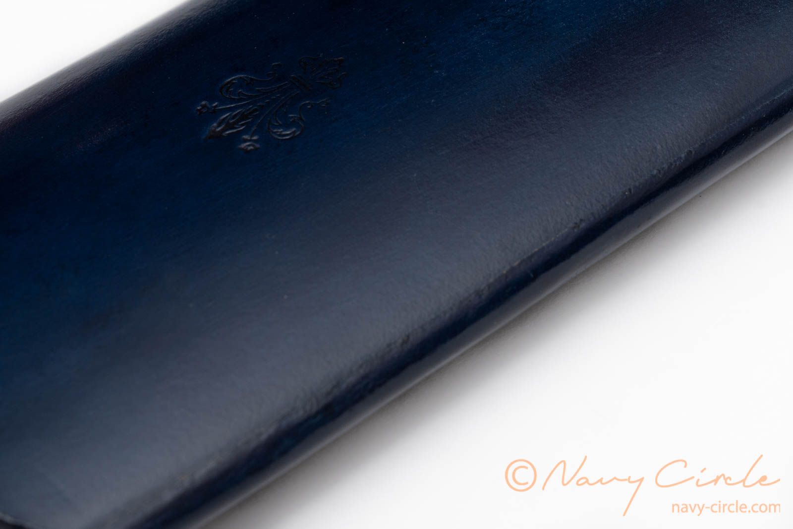 フィレンツェ伝統の工芸様式。Legameのヌメ革眼鏡ケース | Navy Circle