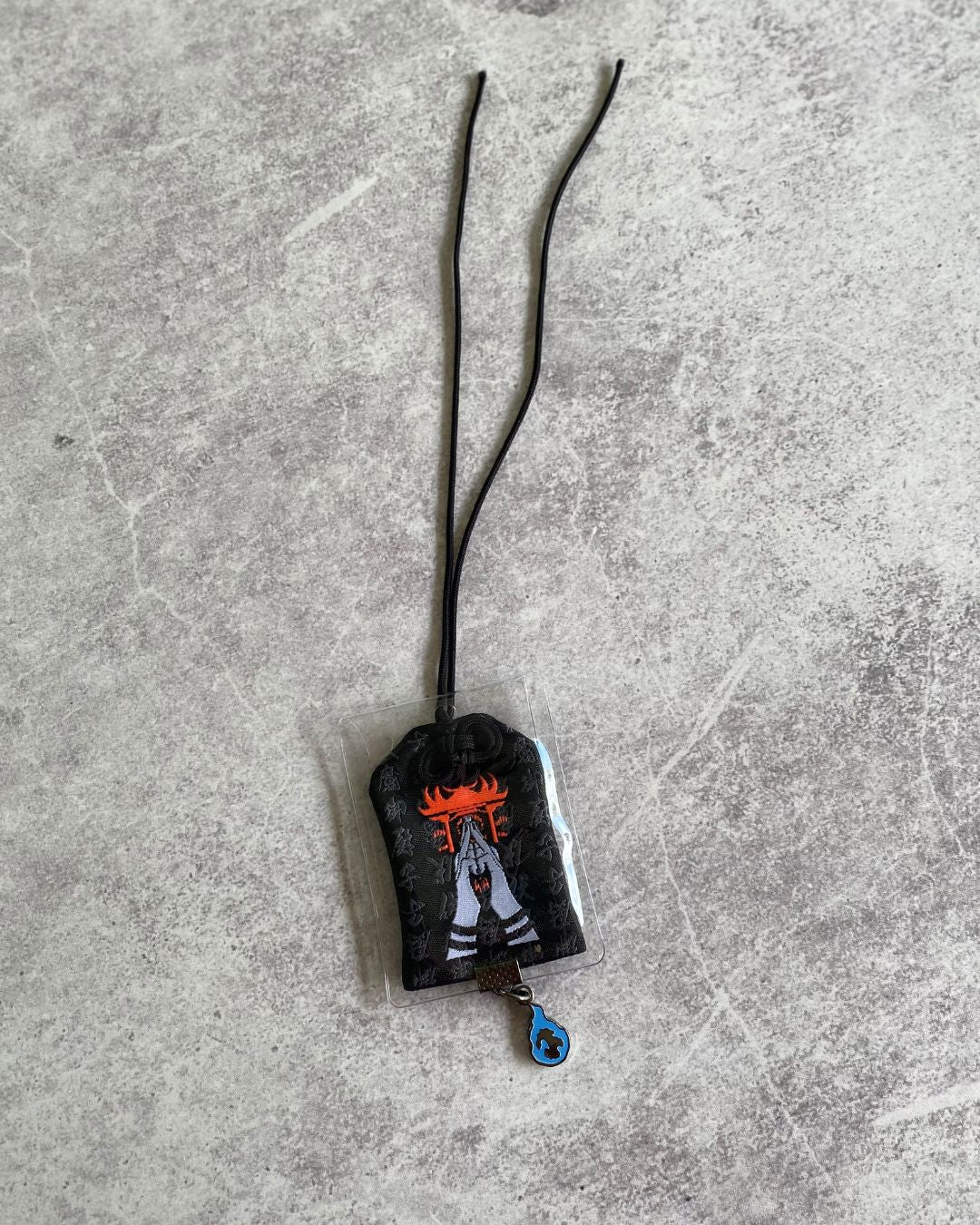 呪いの王 暗闇で光るお守り JDM 車チャーム – Neon Darling