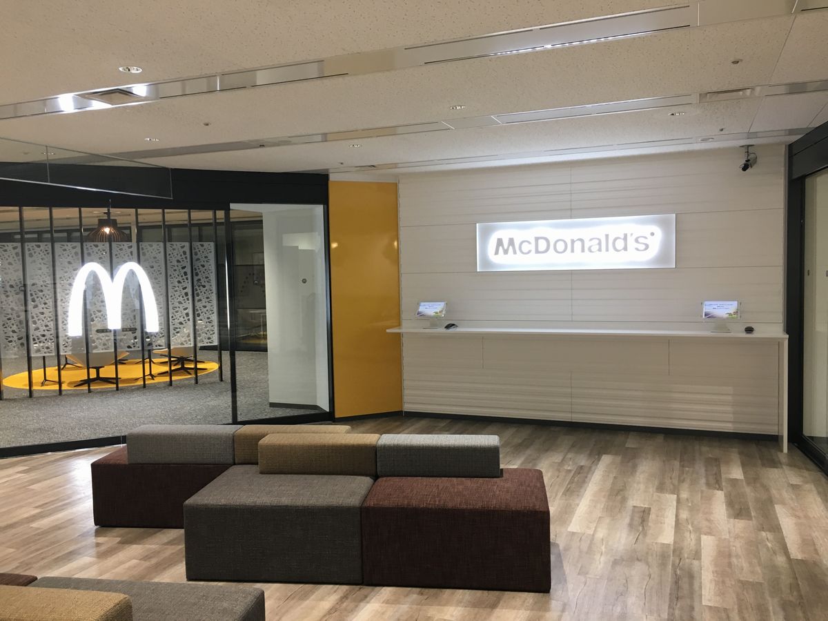 隣のオフィスは青く見える(19) 全国の店舗をサポートするマクドナルド