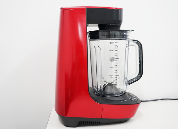 シャープ「ヘルシオ 真空ブレンダー」、泡の少ないスムージーを作る