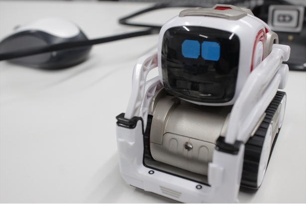 予想以上、いや予想外！手のひらサイズのAIロボット「COZMO」と遊んで