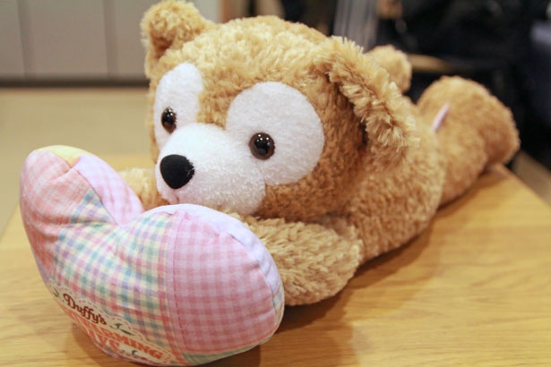 抱きまくらが初登場！ダッフィー新プログラムのグッズを一挙紹介