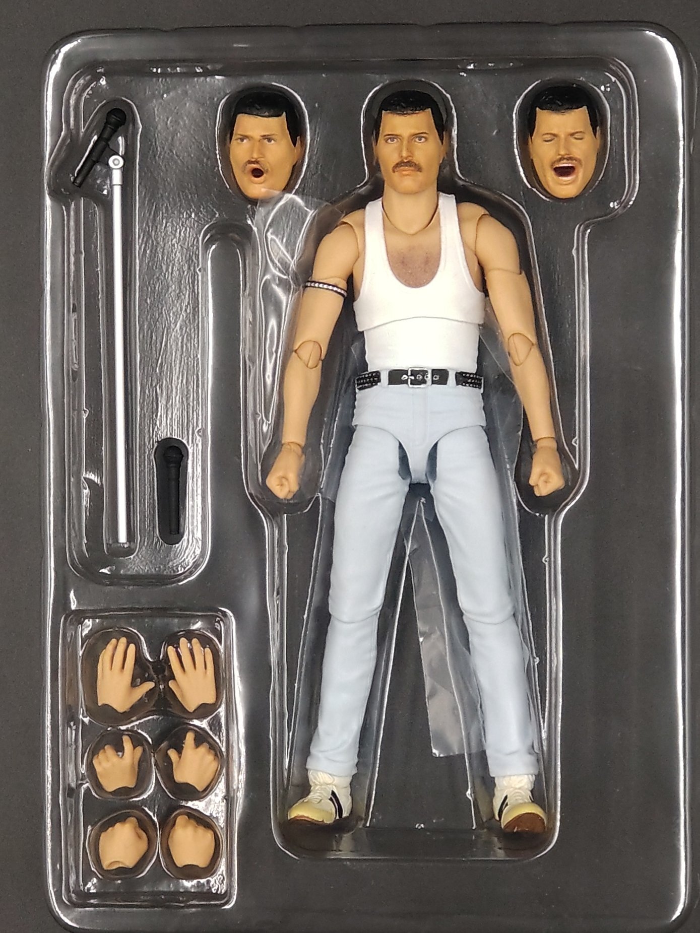 フレディ.マーキュリー フギュア LIVE and ver フィギュアーツ