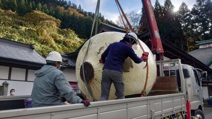 頭部落下の「巨大こけし」修復工事始まる 頭はトラックにのせられ仙台