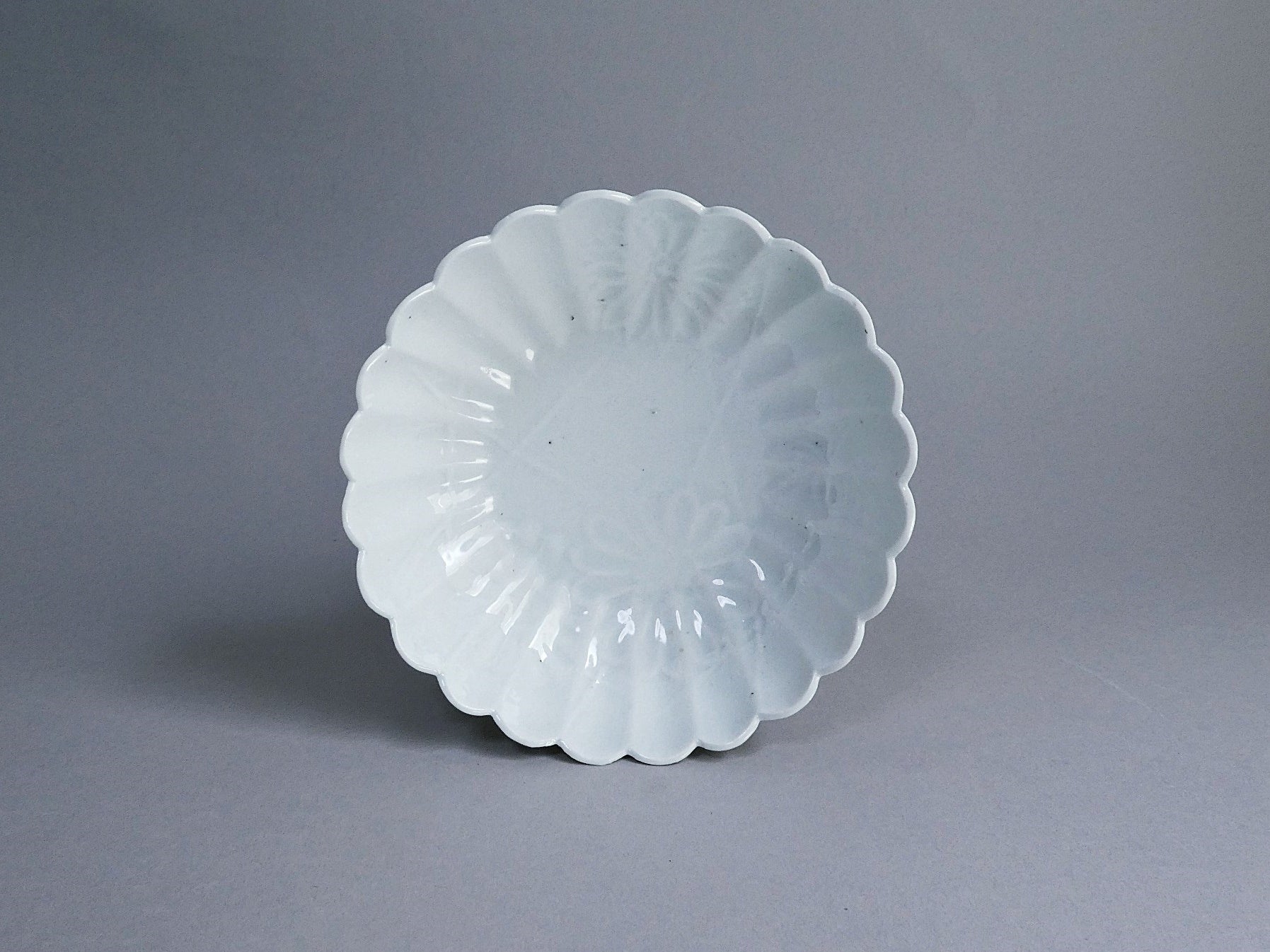 伊万里白磁菊花形変形豆皿しのぎ1680〜1700年代