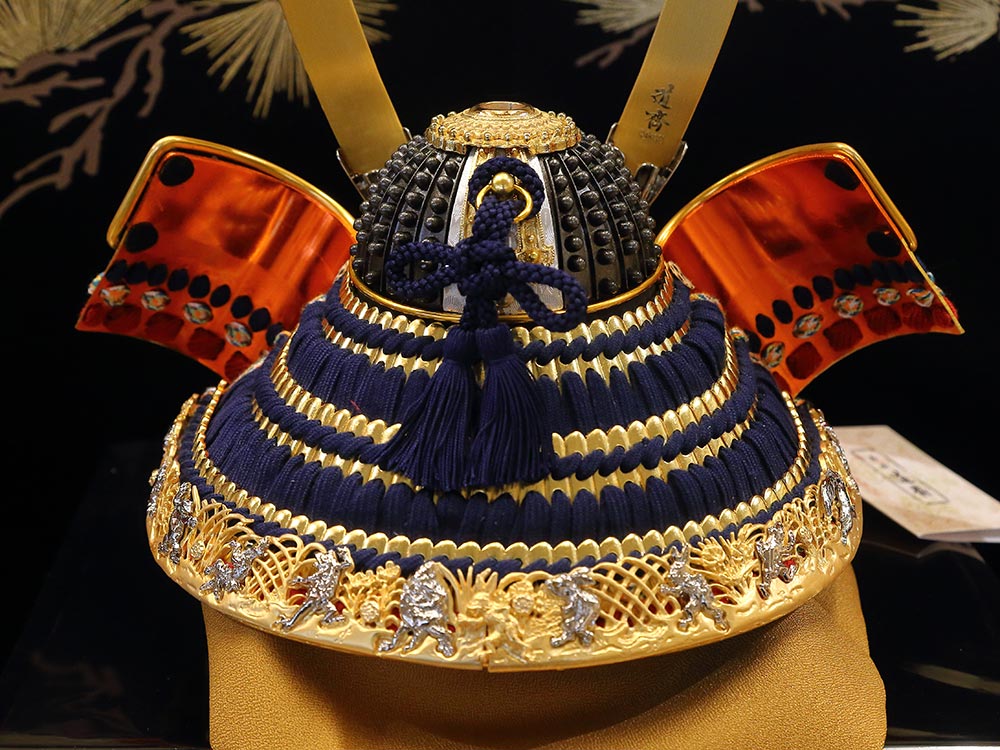 五月人形】(平安道齊) 10号 鳥獣戯画兜（紺糸縅）平飾り：節句人形