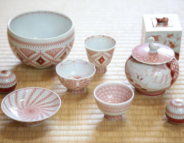 九谷焼に赤で繊細な模様を描く。陶芸家・見附正康さん／石川県加賀市