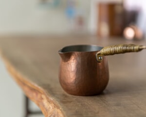 経年変化を楽しみ、世代を超えて受け継ぐ「島倉堂」の鎚起銅器／新潟県