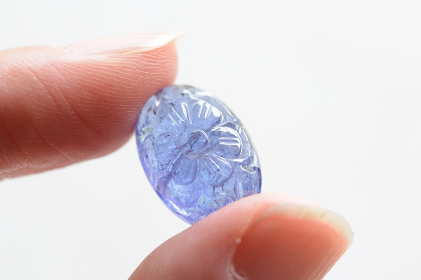 タンザナイト（カービング）【31】ルース・カボション （16×11mm）